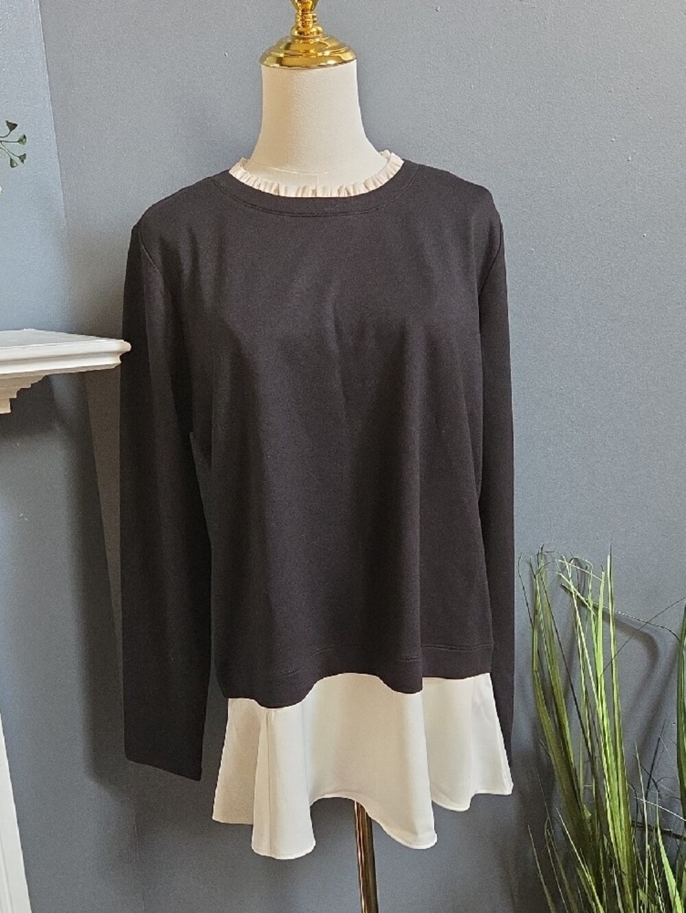 Anne Klein Black Long-Sleeve Top with Cream Layered Hem- Size Large